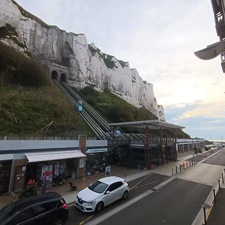 L'echappee Belle Face Aux Falaises *
